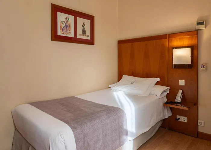 Cheap hotel: Ateneo Puerta Del Sol