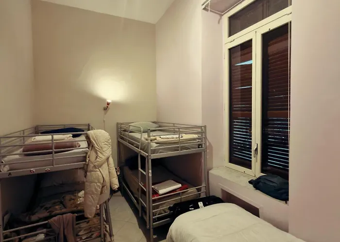 Hotel near College: Naples Pizza Hostel