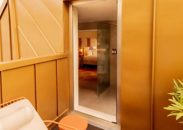 Luxury hotel only: Hotel Pilgrim