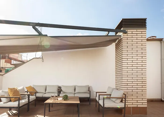 Hotel near College: Feelathome Plaza Apartments