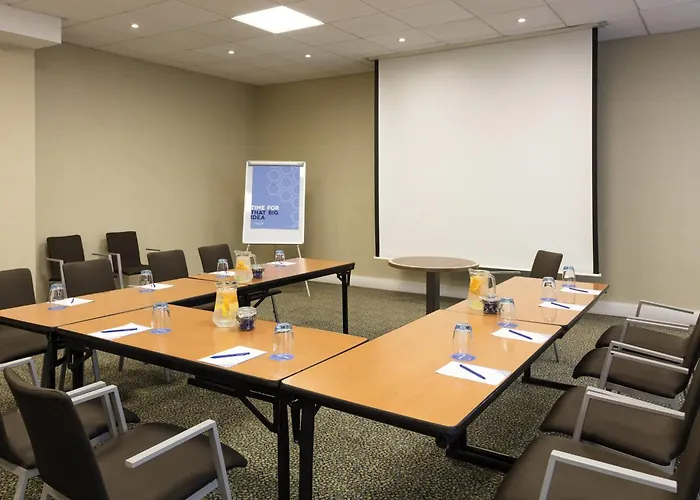 Hotel with pool: Novotel Newcastle Airport