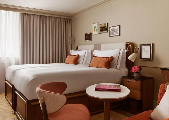 Hotel near College: Montcalm Mayfair, Autograph Collection