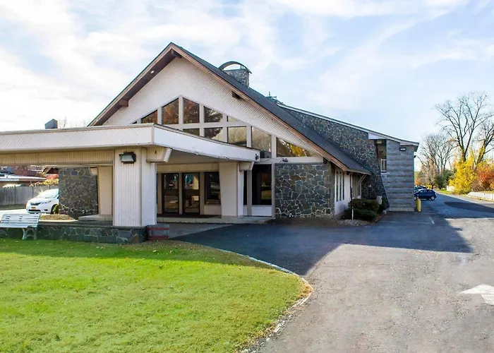 Pet Friendly hotel: Econo Lodge Inn & Suites Colonie Center Mall