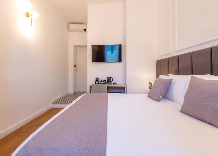 Self Catering : Day By Day Di Ghor