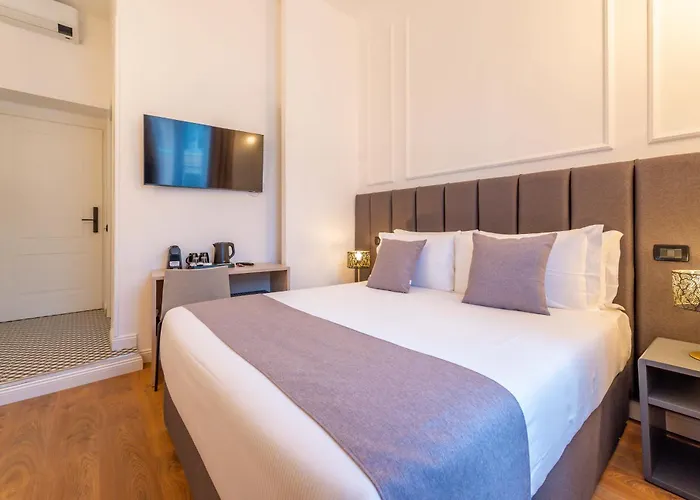 Self Catering : Day By Day Di Ghor