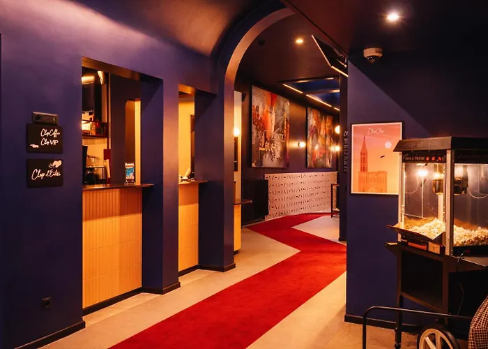 Clapclap Hotel, Food & Bar