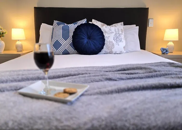 Tower Junction Motor Lodge- With Airport And Railway Station Shuttle Service- Best Location - Close To Westfield Mall, Tower Junction Shopping Centre, Restaurants, Cafes Etc
