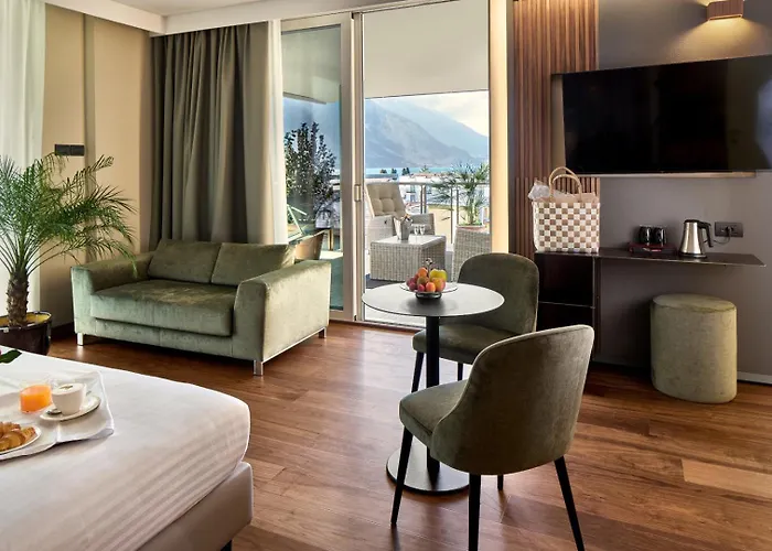 Kristal Palace - Tonelli s - Adult Friendly