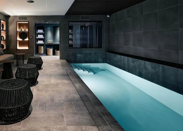 In Luxury hotels Le Bellune Paris