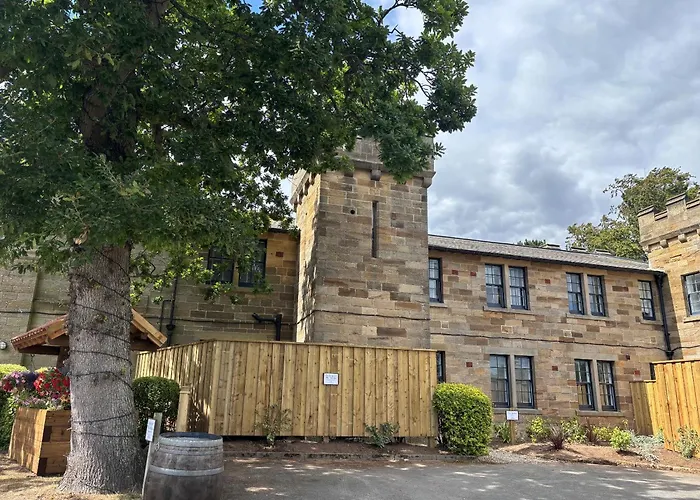 Cheap hotels Sneaton Castle