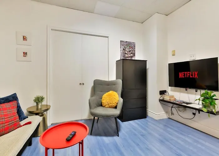 Apartments 100 Meters To Metro Beaudry - Full s - 1 Minute Walk To The Famous St Catherine Street - Fast Wifi - Washer & Dryer On Site - Montcalm Units