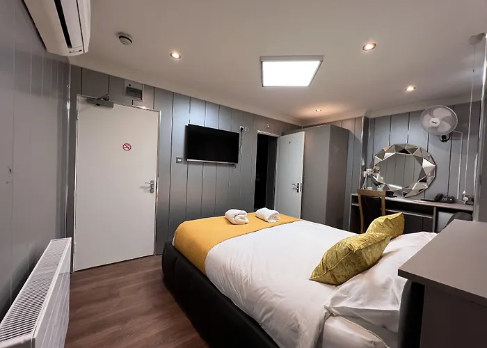 Hotels Close to Airport Commongate s
