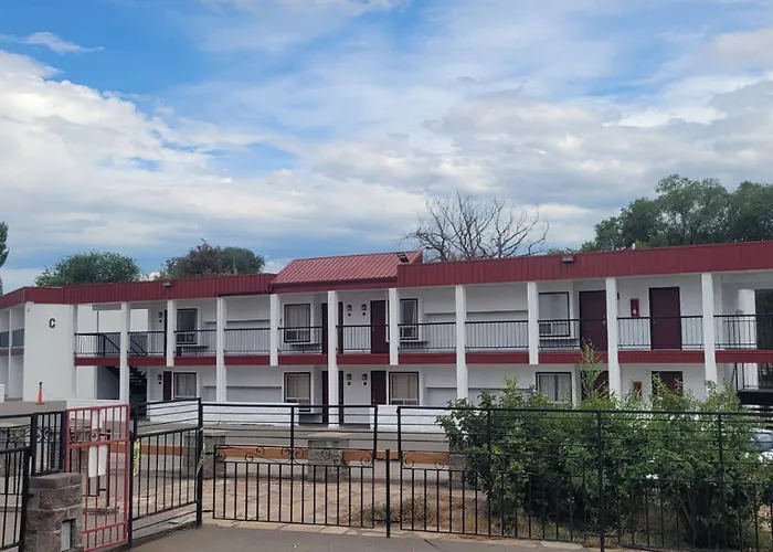 Red Arrow & Suites, A Travelodge By Wyndham