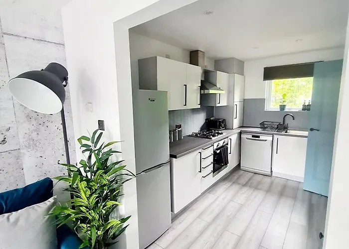 Togo villas Spacious 5Bed House, Free Parking, No Party !