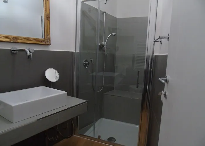  Room Inn Vatican