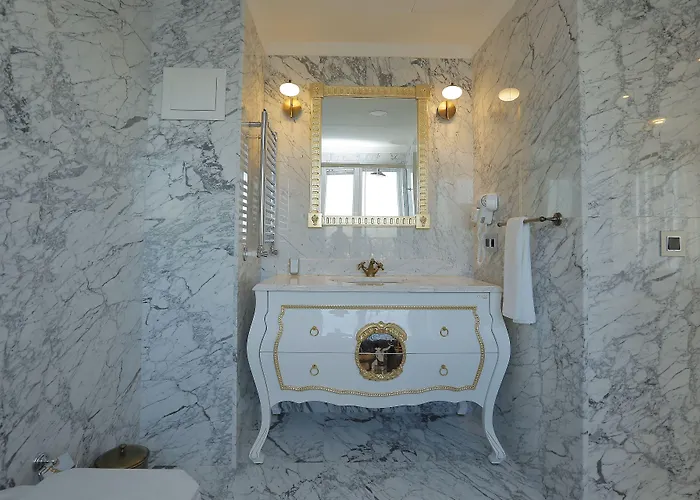 Art Nouveau Pera