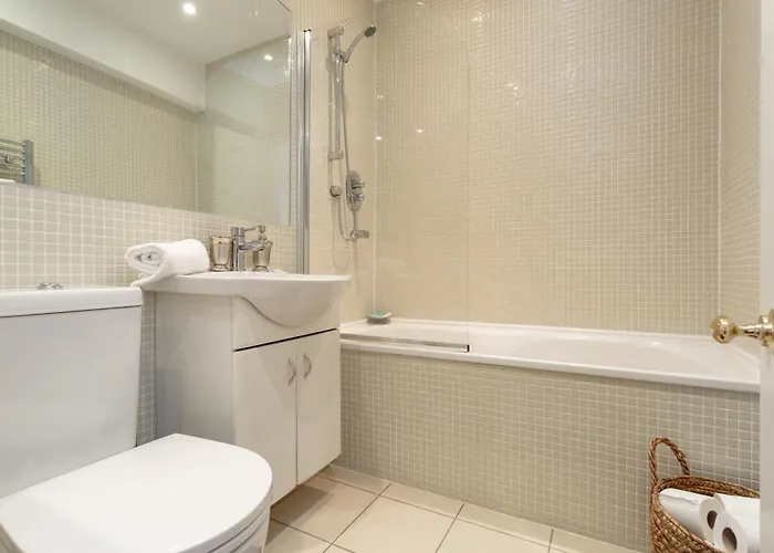 Spectacular 2 Bedroom Apartment With Sunny Garden & Terrace