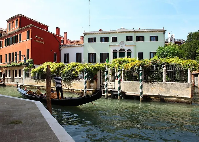 Central hotel: Pensione Accademia - Villa Maravege