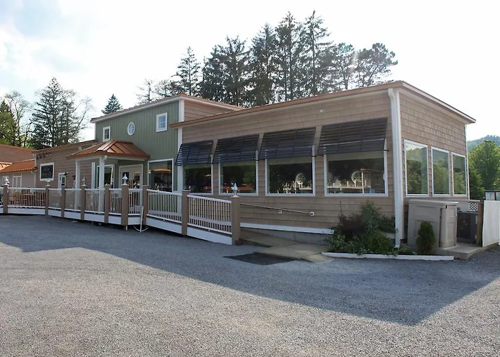Cheap hotel: Lake Front Hotel