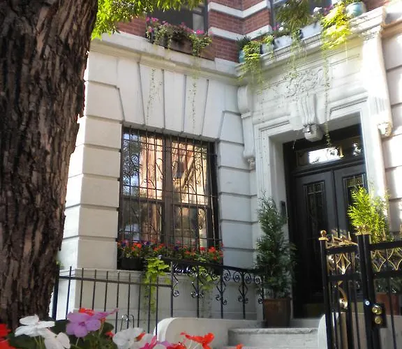 Airport Hotel: The Gallery House