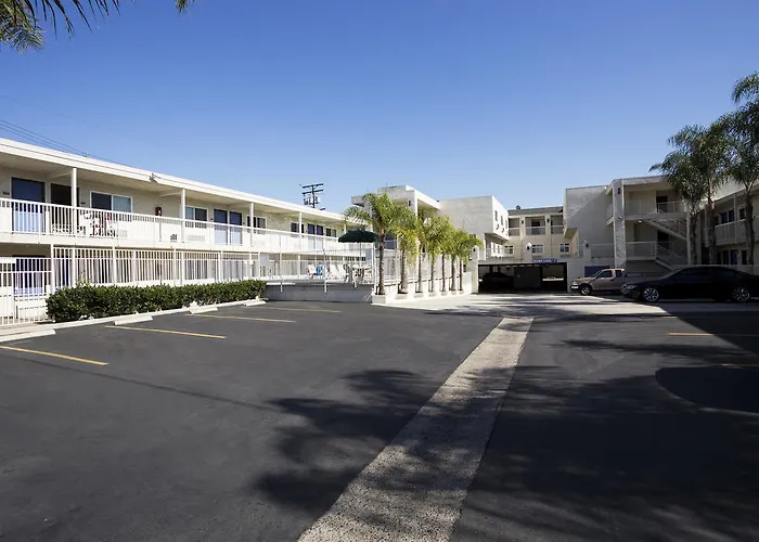 Pet Friendly hotel: Motel 6-Costa Mesa, Ca - Newport Beach