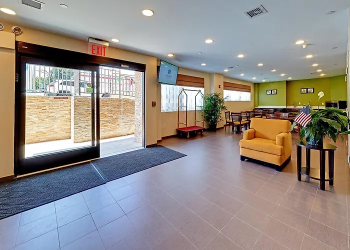 Airport Hotel: Hillside Hotel