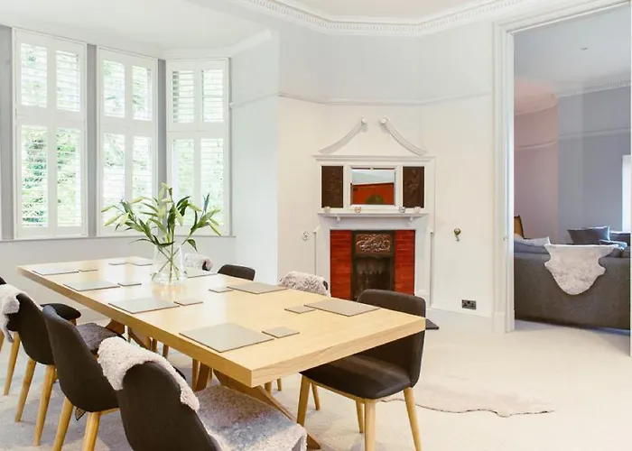 Apartment: Ramsay Gardens - Grand 4-Bedroom Apartment Next To Castle