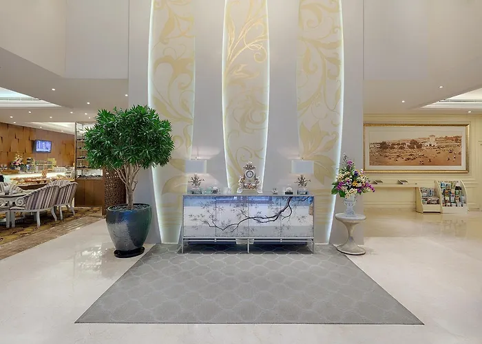 Hotel with pool: Grand Silverland Hotel