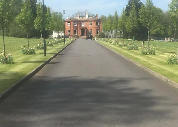 Pet Friendly hotel: Woodland House Hotel