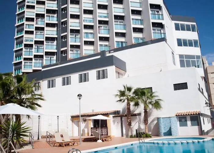 Resort: La Familia Gallo Rojo