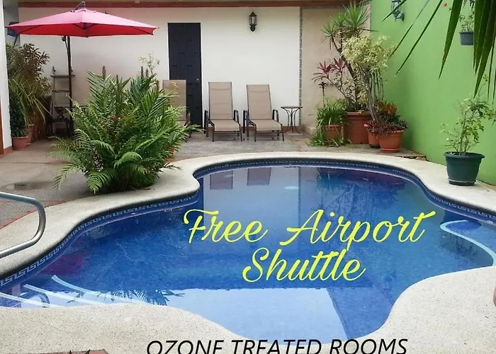 La Guaria Inn & Suites