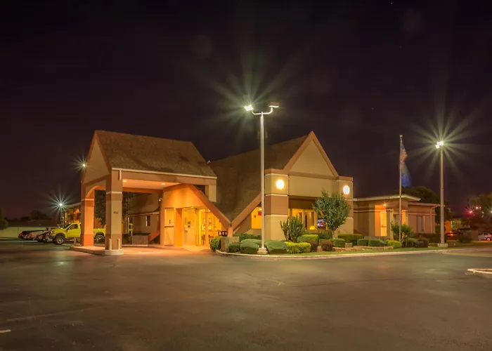 Pet Friendly hotel: Howard Johnson By Wyndham Oklahoma City Okc Airport, Fairgrounds, I40