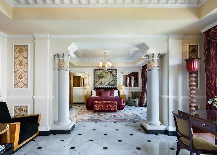 Hot Tub in Room Baglioni Carlton - The Leading s Of The World